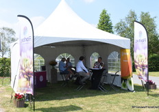 Bij de locatie van Floritec werd iedereen hartelijk ontvangen om in de schaduw te genieten van een koud drankje.